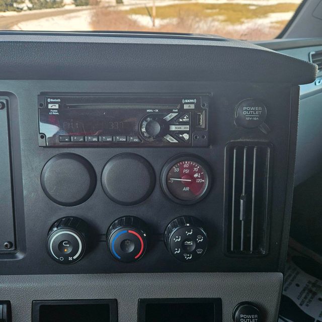 2020 Freightliner Cascadia-11