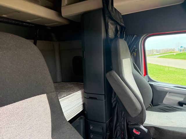 2020 Freightliner Cascadia-18