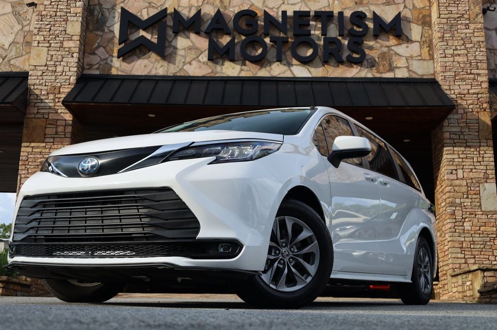 Toyota Sienna LE 8-Passenger FWD