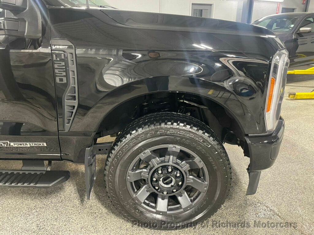 2023 Ford Super Duty F-250 SRW LARIAT 4WD Crew Cab 6.75' Box - Agate Black Metallic exterior view 8