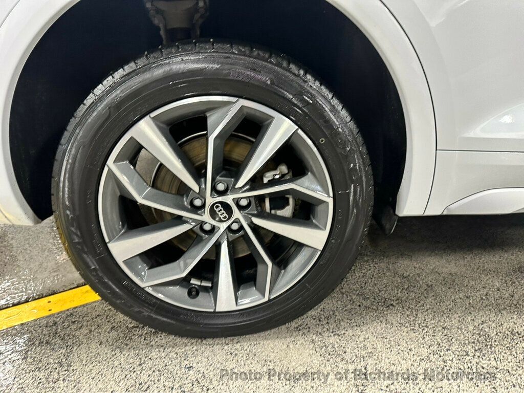 2023 Audi Q5 S line Premium Plus 45 TFSI quattro - Glacier White Metallic exterior view 11