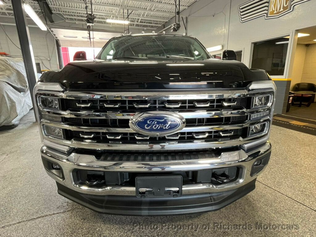 2023 Ford Super Duty F-350 SRW LARIAT 4WD Crew Cab 6.75' Box - Agate Black Metallic exterior view 12