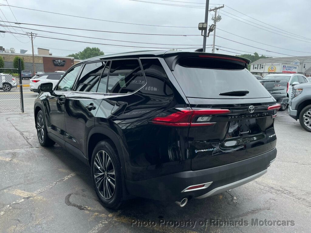 2024 Toyota Grand Highlander Platinum AWD - Midnight Black Metallic exterior view 6