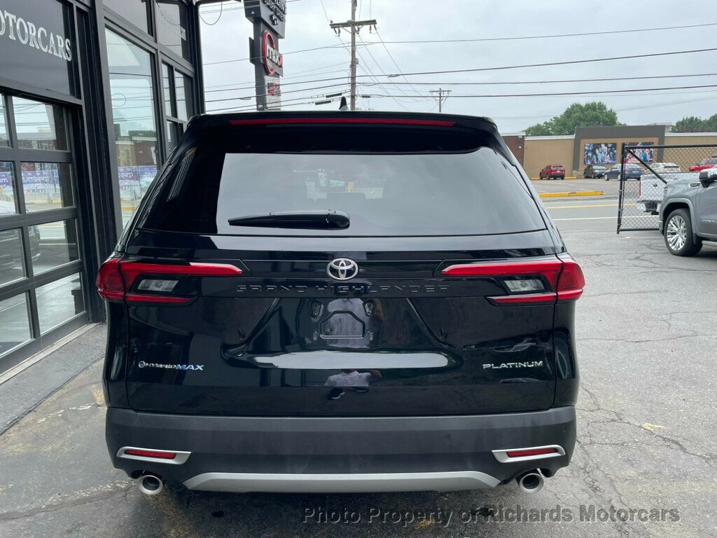 2024 Toyota Grand Highlander Platinum AWD - Midnight Black Metallic exterior view 7