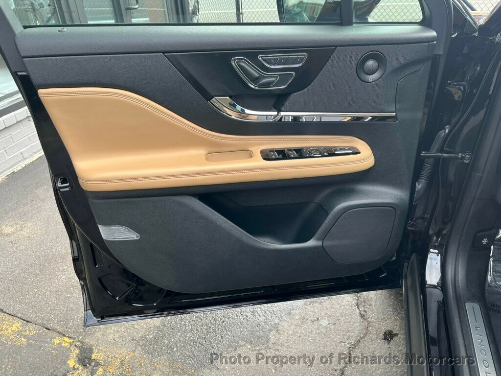2021 Lincoln Corsair Reserve AWD - Infinite Black exterior view 11