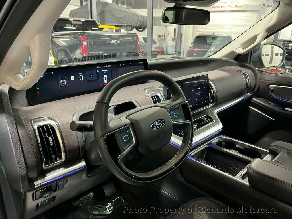 2025 Ford Expedition Platinum 4x4 - Dark Matter Gray Metallic exterior view 15