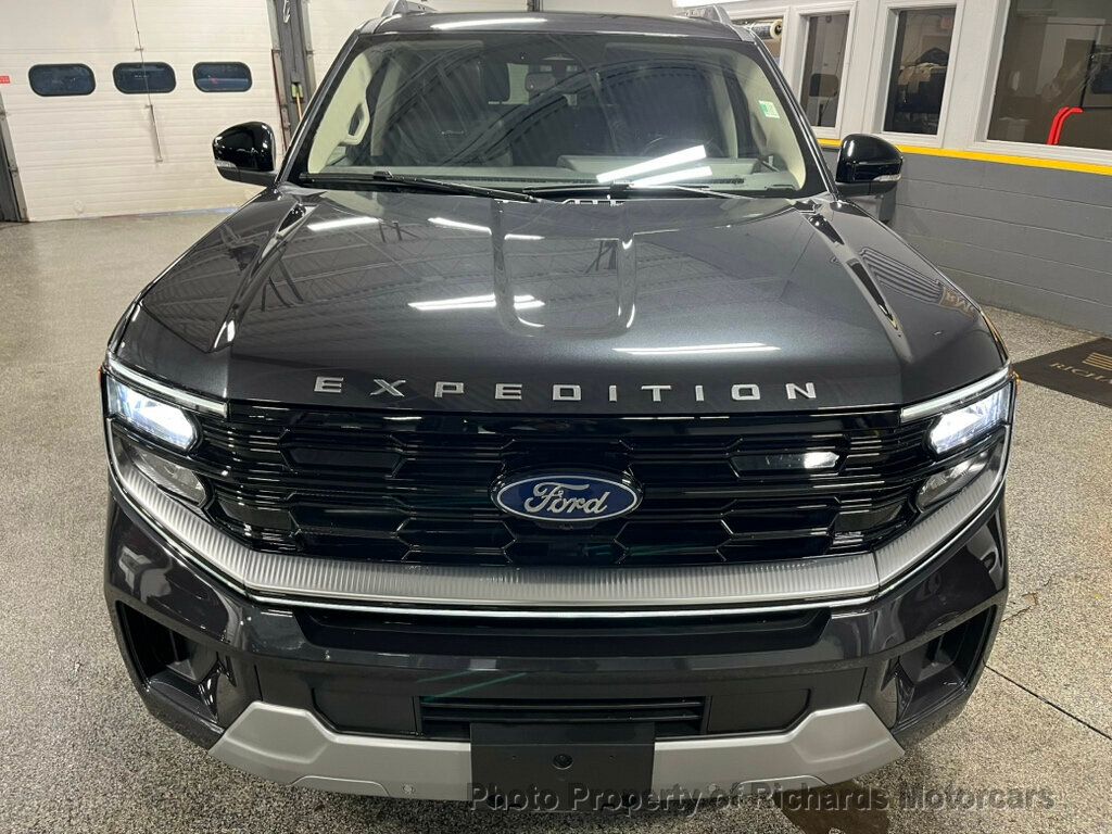 2025 Ford Expedition Platinum 4x4 - Dark Matter Gray Metallic exterior view 9