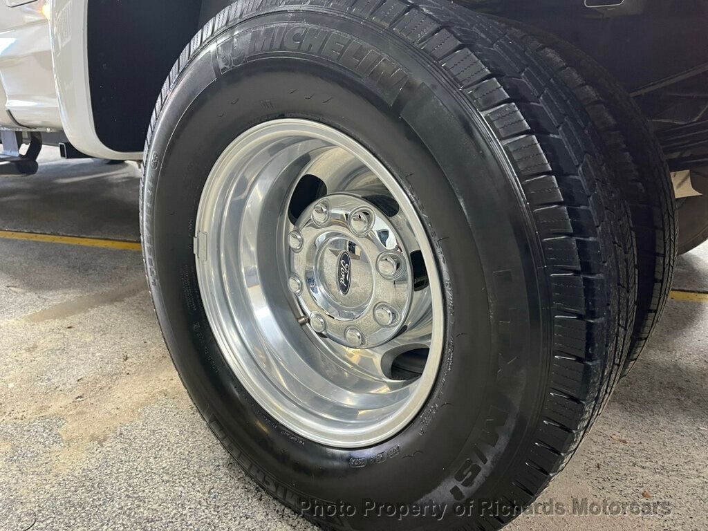 2020 Ford Super Duty F-350 DRW XLT 4WD Crew Cab 8' Box - Oxford White exterior view 8