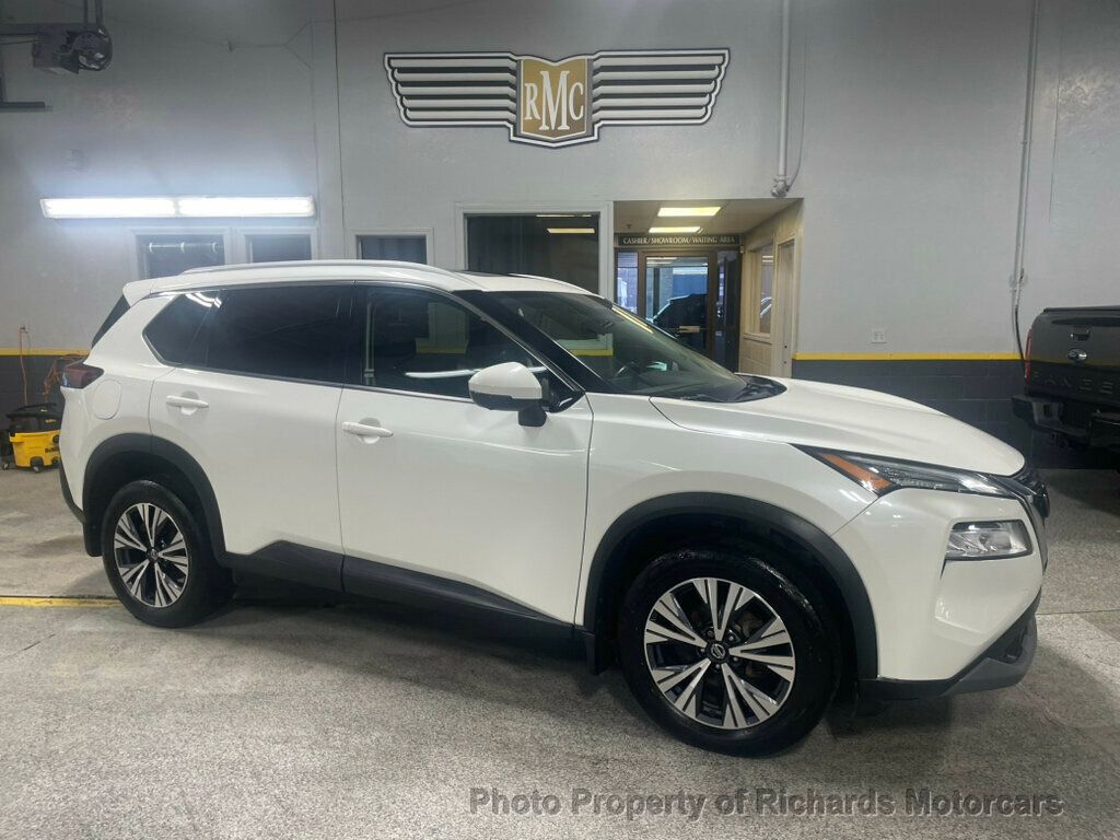 2021 Nissan Rogue AWD SV - Pearl White Tricoat exterior view 2