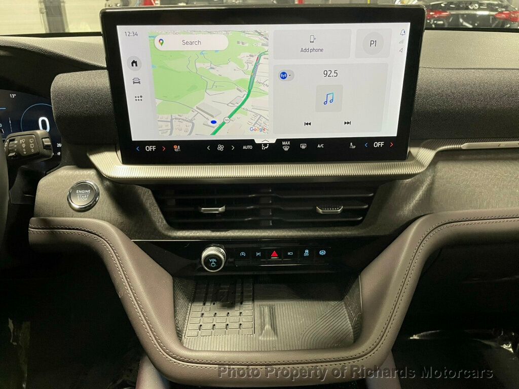 2025 Ford Explorer Platinum 4WD - Agate Black Metallic exterior view 13