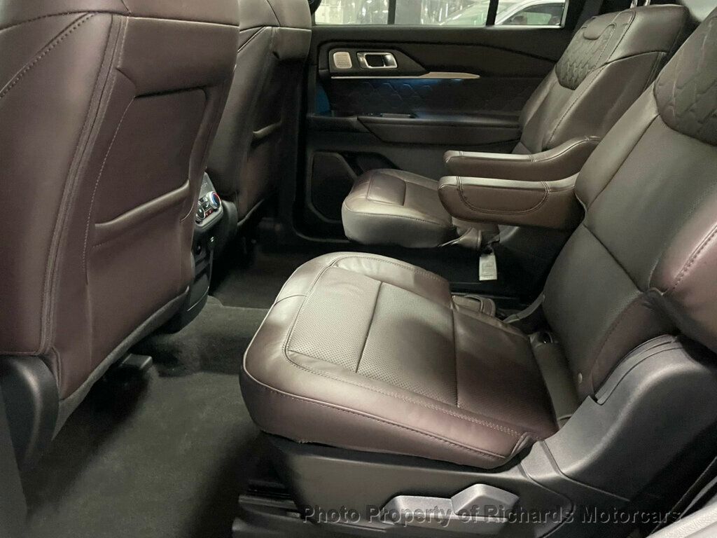 2025 Ford Explorer Platinum 4WD - Agate Black Metallic exterior view 15