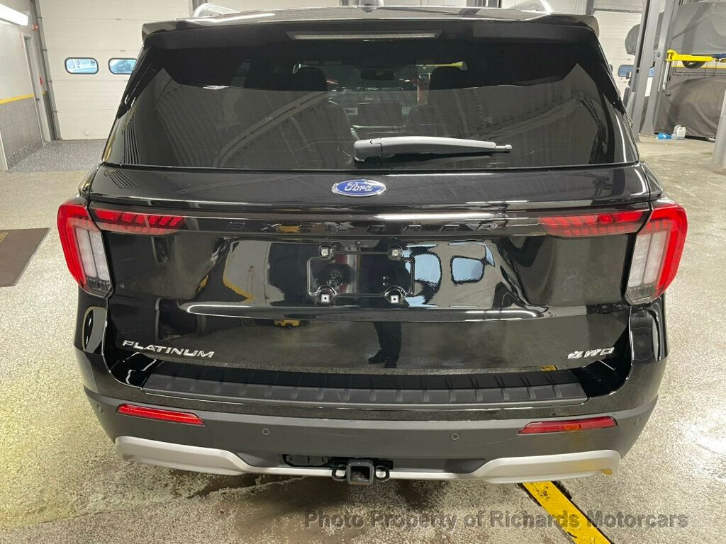 2025 Ford Explorer Platinum 4WD - Agate Black Metallic exterior view 6
