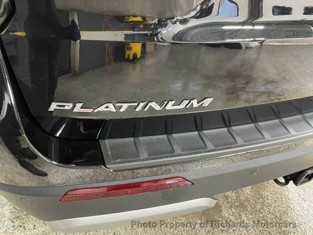 2025 Ford Explorer Platinum 4WD - Agate Black Metallic exterior view 8