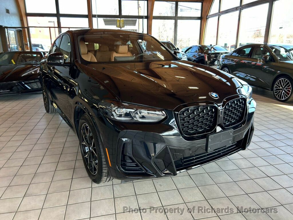 2025 BMW X4 xDrive30i Sports Activity - Black Sapphire Metallic exterior view 4