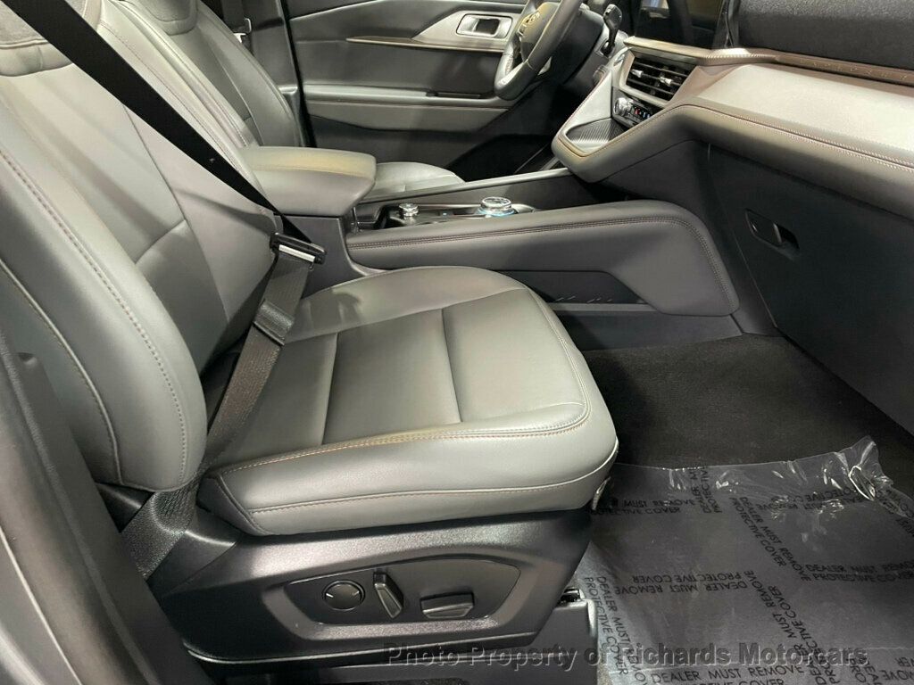 2025 Ford Explorer Active 4WD - Carbonized Gray Metallic exterior view 19