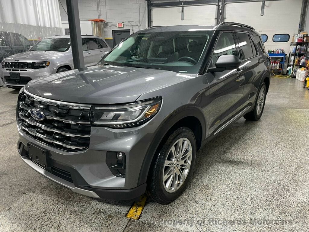 2025 Ford Explorer Active 4WD - Carbonized Gray Metallic exterior view 4