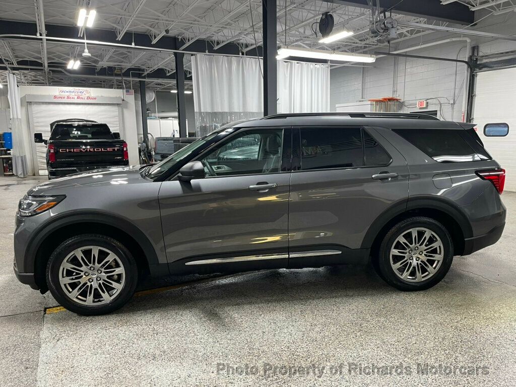 2025 Ford Explorer Active 4WD - Carbonized Gray Metallic exterior view 5