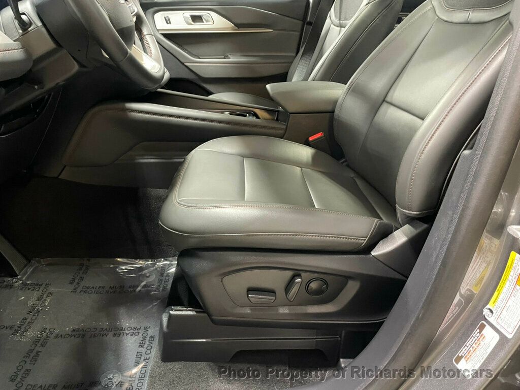 2025 Ford Explorer Active 4WD - Carbonized Gray Metallic exterior view 8