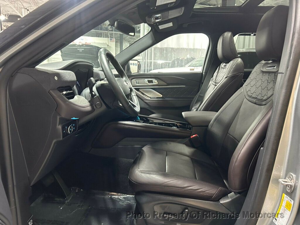 2025 Ford Explorer Platinum 4WD - Iconic Silver Metallic exterior view 13