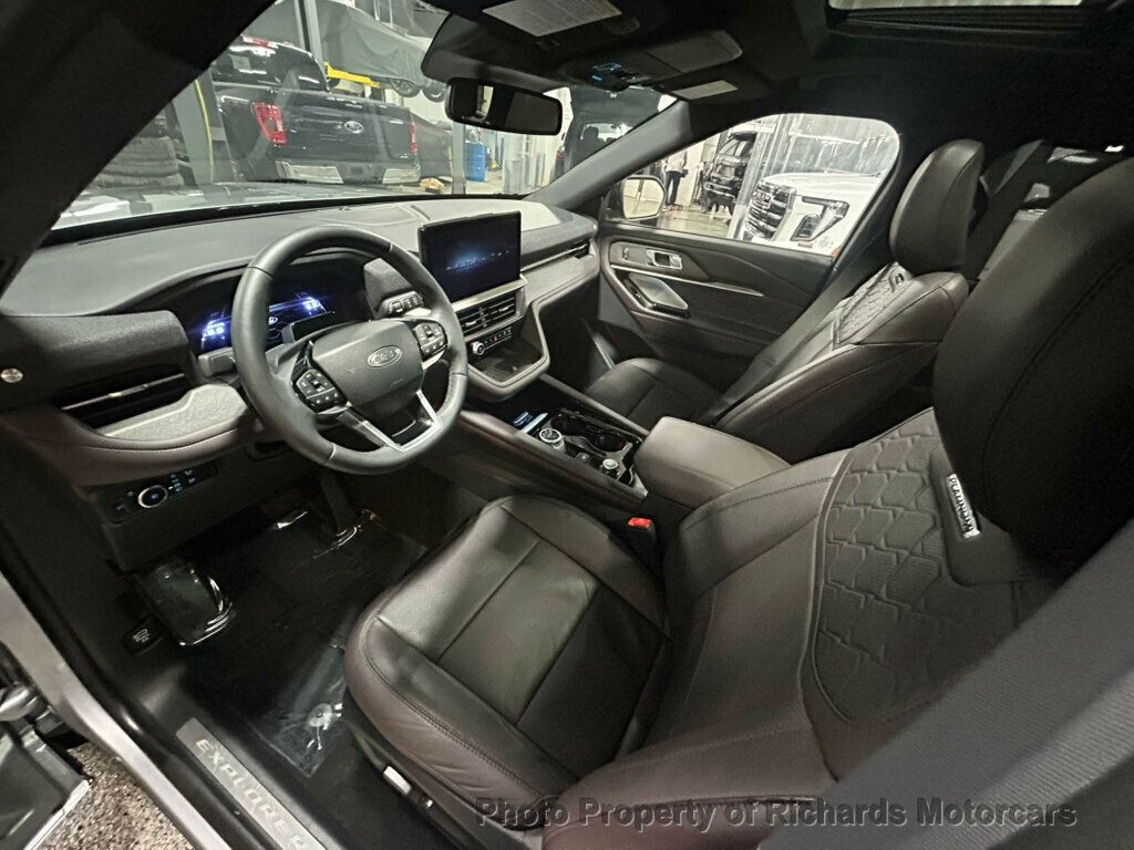 2025 Ford Explorer Platinum 4WD - Iconic Silver Metallic exterior view 14