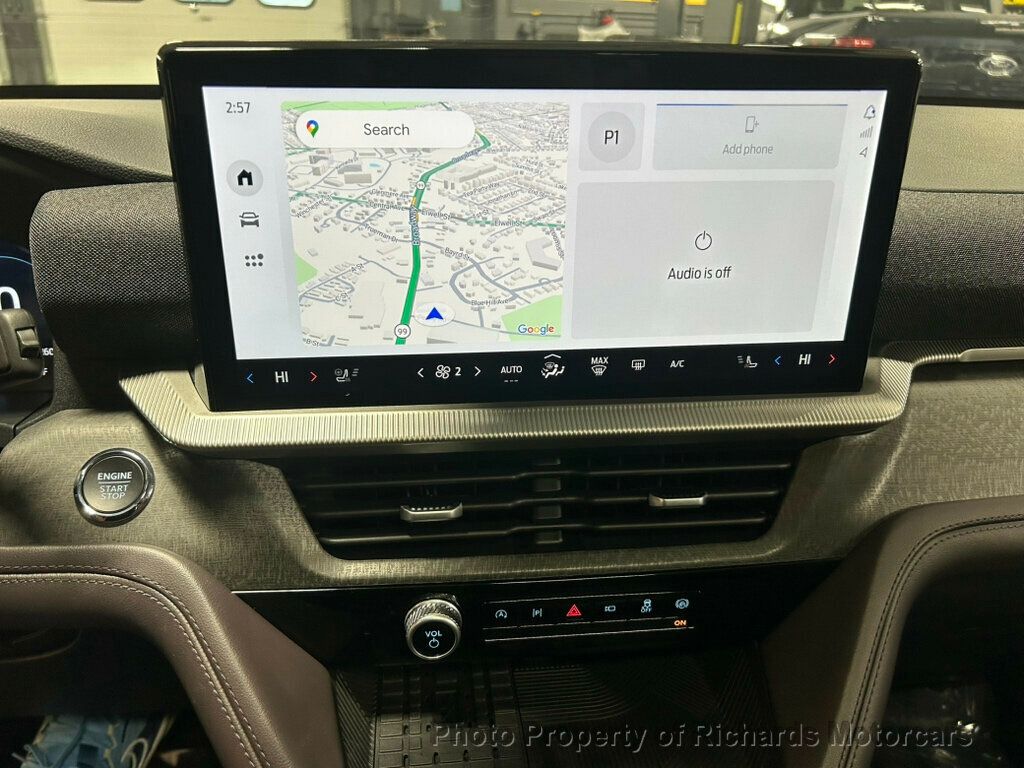 2025 Ford Explorer Platinum 4WD - Iconic Silver Metallic exterior view 17