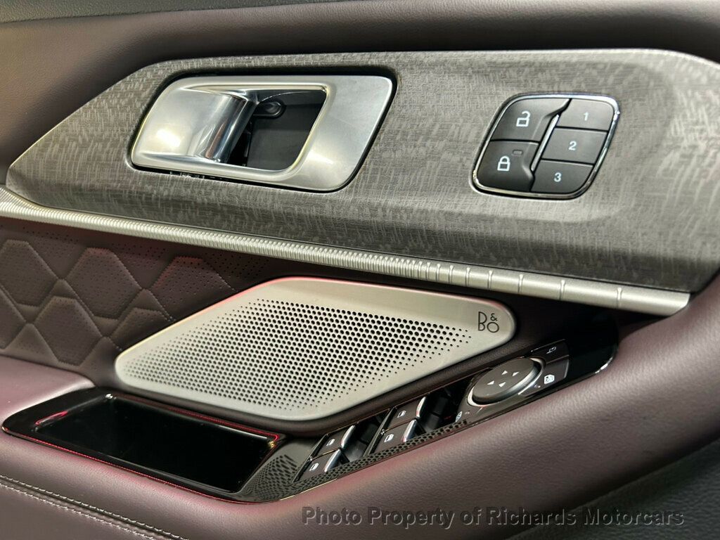 2025 Ford Explorer Platinum 4WD - Iconic Silver Metallic exterior view 19