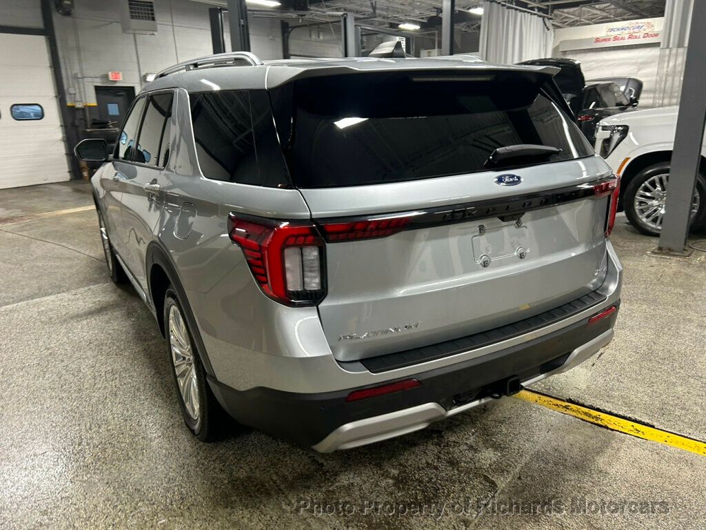 2025 Ford Explorer Platinum 4WD - Iconic Silver Metallic exterior view 5