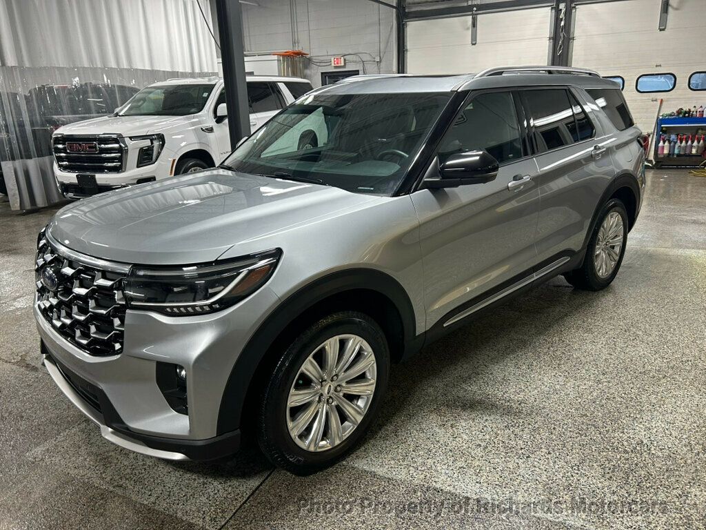 2025 Ford Explorer Platinum 4WD - Iconic Silver Metallic exterior view 7