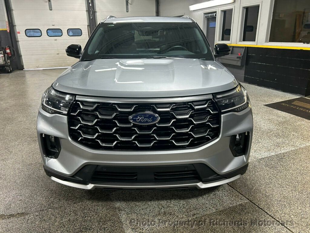 2025 Ford Explorer Platinum 4WD - Iconic Silver Metallic exterior view 8