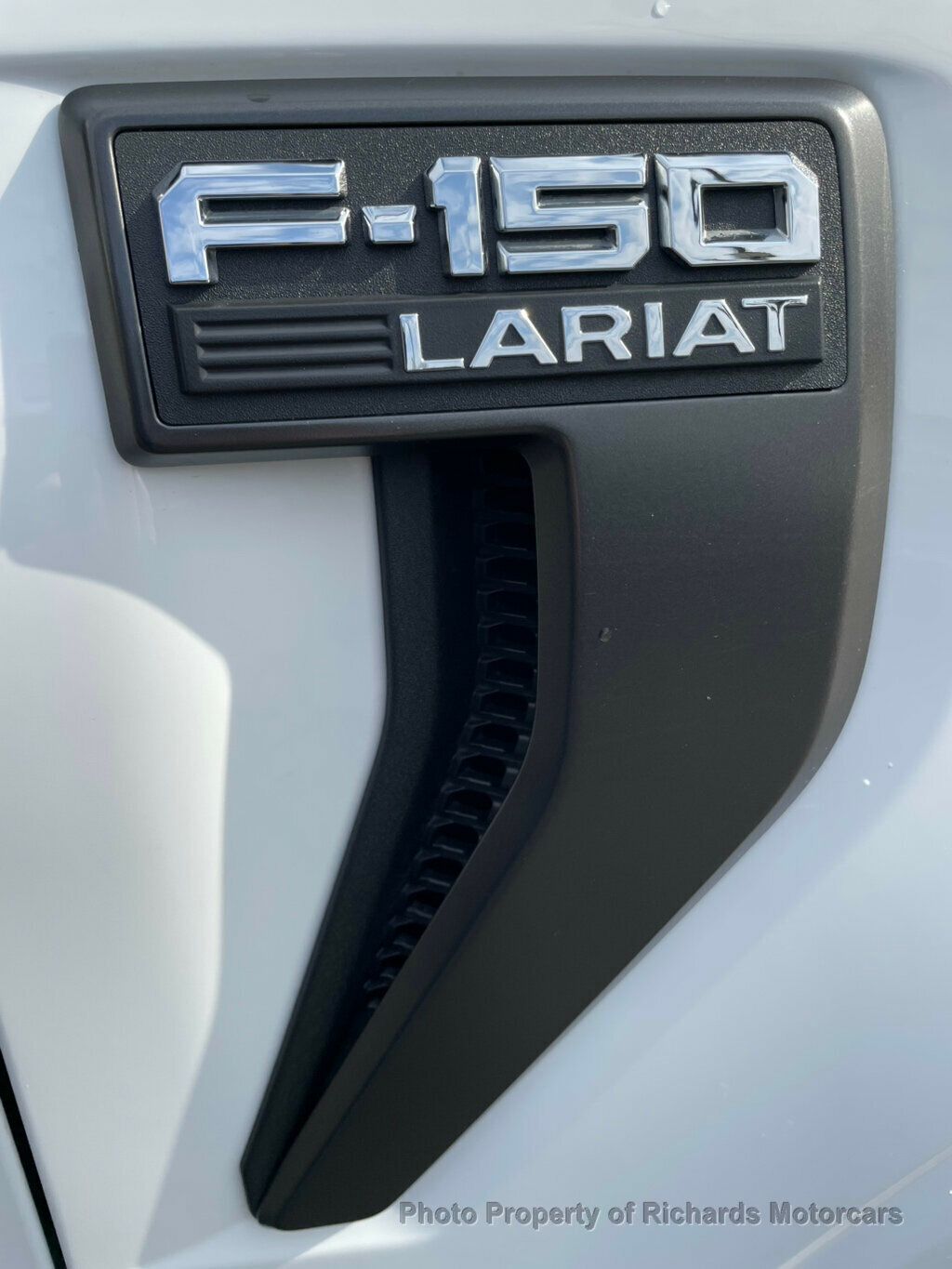 2022 Ford F-150 LARIAT 4WD SuperCrew 5.5' Box - Oxford White exterior view 9