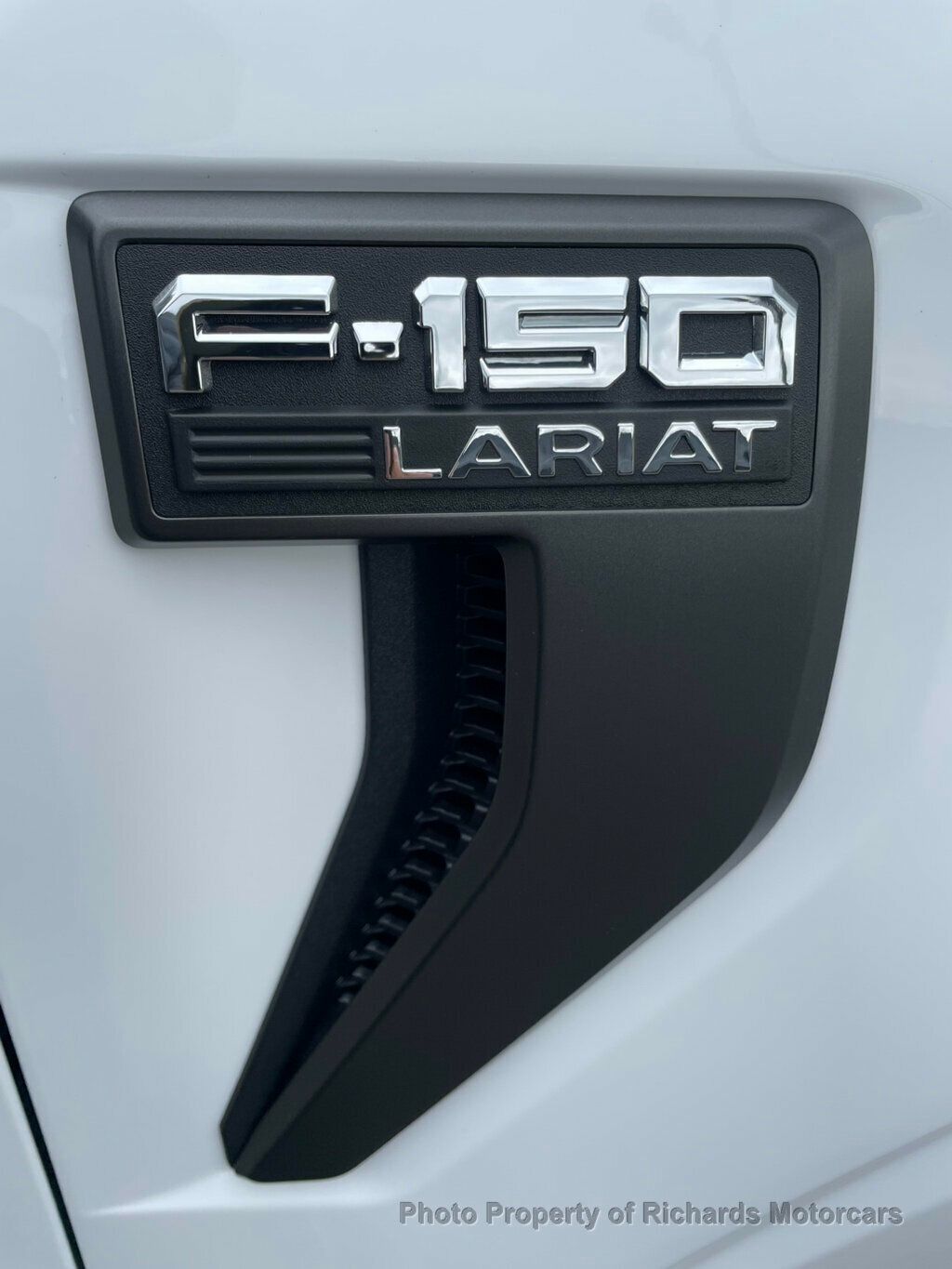 2022 Ford F-150 LARIAT 4WD SuperCrew 5.5' Box - Oxford White exterior view 9