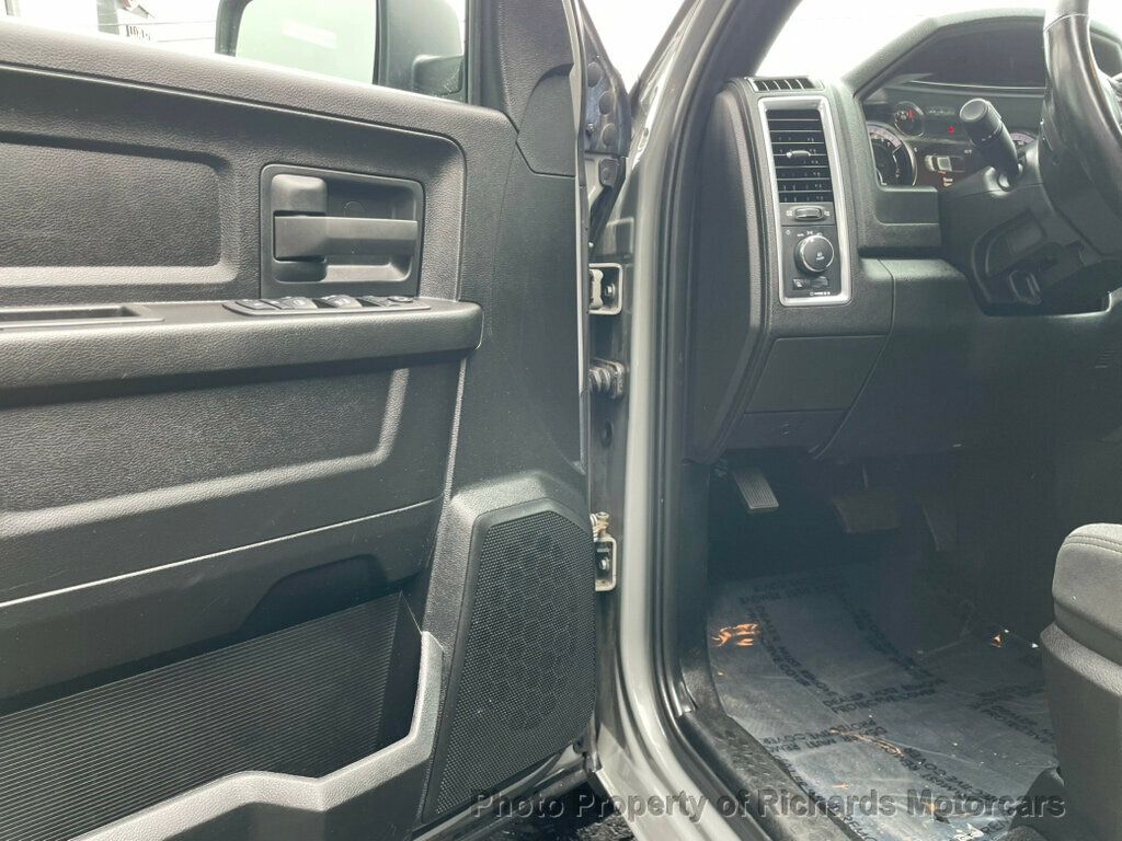 2022 Ram 1500 Classic Express 4x4 Crew Cab 5'7