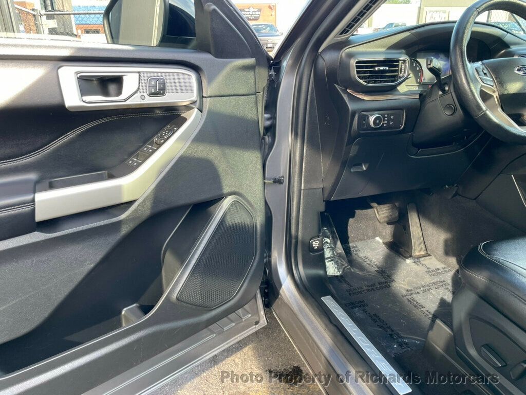 2022 Ford Explorer Limited 4WD - Carbonized Gray Metallic exterior view 9