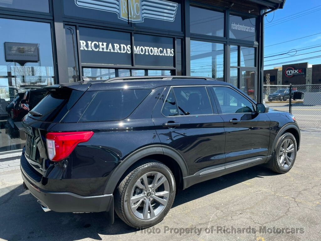 2021 Ford Explorer XLT 4WD - Agate Black Metallic exterior view 3