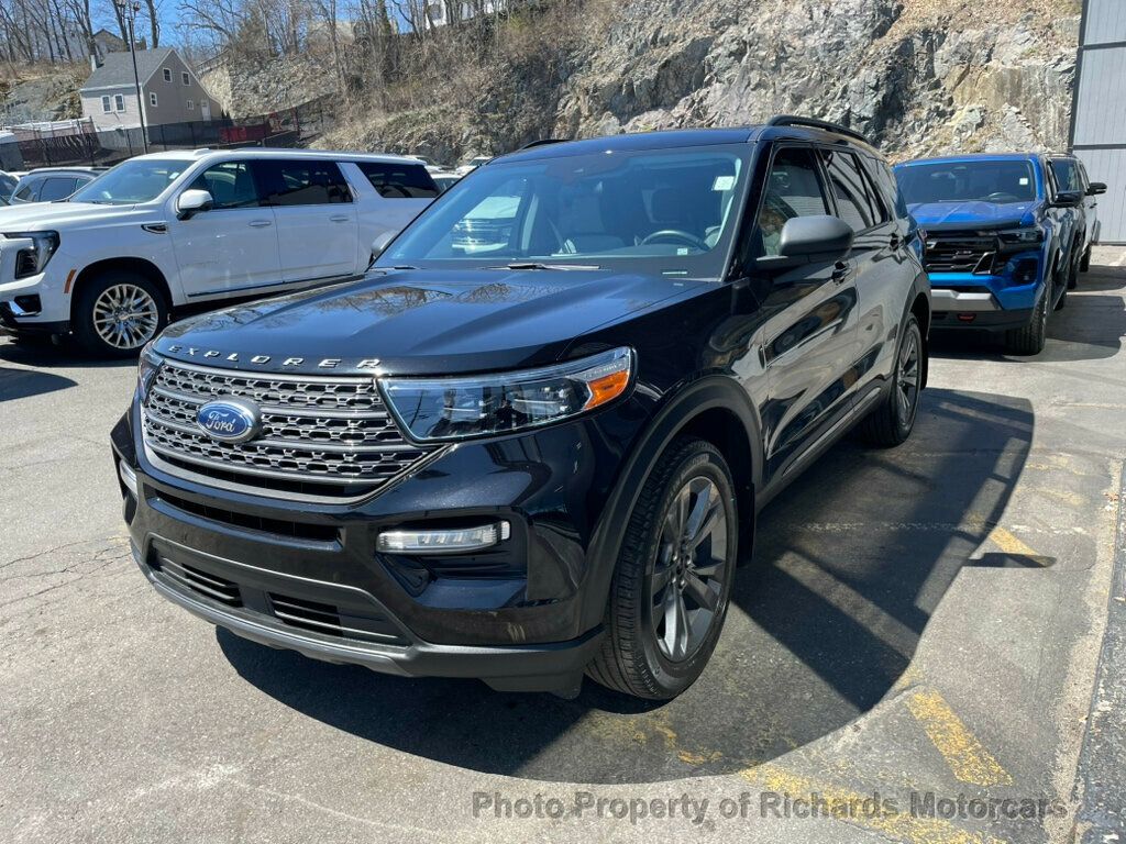 2021 Ford Explorer XLT 4WD - Agate Black Metallic exterior view 5