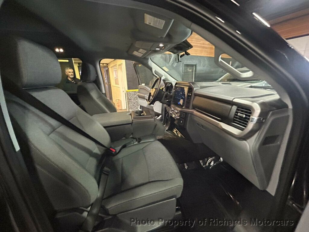 2025 Ford F-150 XLT 4WD SuperCrew 5.5' Box - Agate Black Metallic exterior view 19