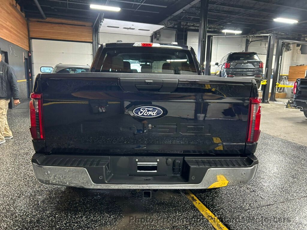 2025 Ford F-150 XLT 4WD SuperCrew 5.5' Box - Agate Black Metallic exterior view 4