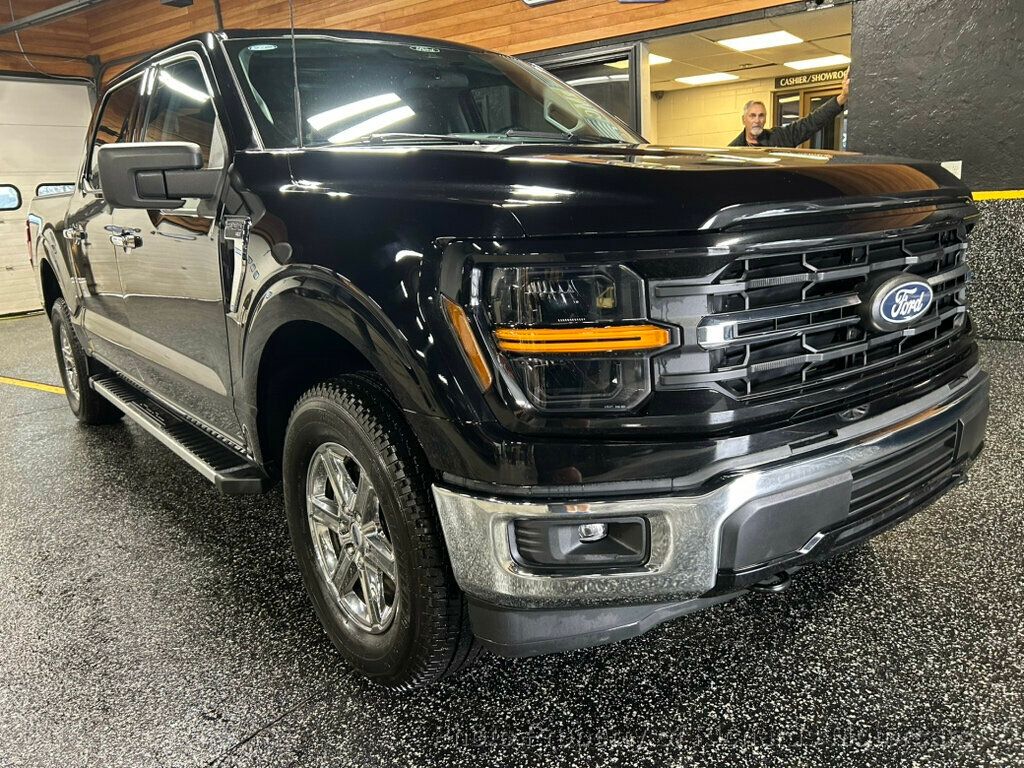 2025 Ford F-150 XLT 4WD SuperCrew 5.5' Box - Agate Black Metallic exterior view 8