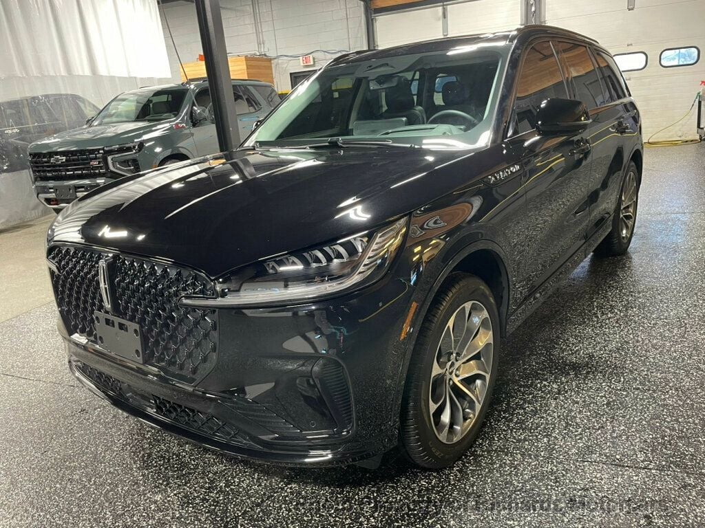 2025 Lincoln Aviator Premiere AWD - Infinite Black Metallic Clearcoat exterior view 4
