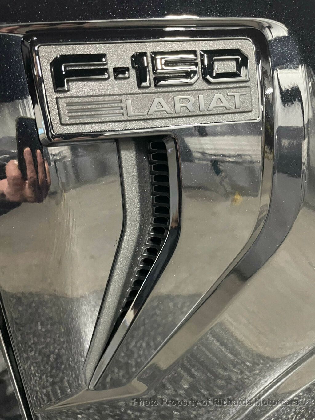 2026 Ford F-150 LARIAT 4WD SuperCrew 5.5' Box - Agate Black Metallic exterior view 8