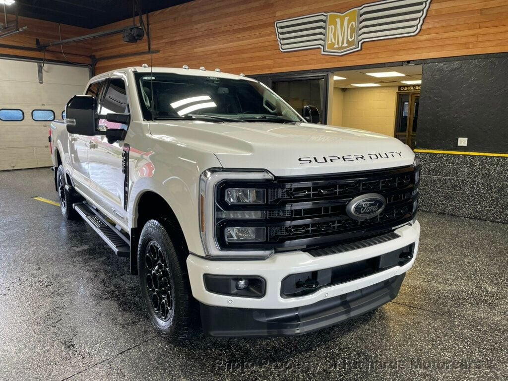 2024 Ford Super Duty F-250 SRW LARIAT 4WD Crew Cab 6.75' Box - Oxford White exterior view 2