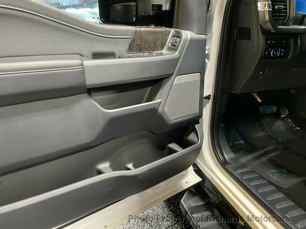 2024 Ford Super Duty F-250 SRW LARIAT 4WD Crew Cab 6.75' Box - Oxford White exterior view 9