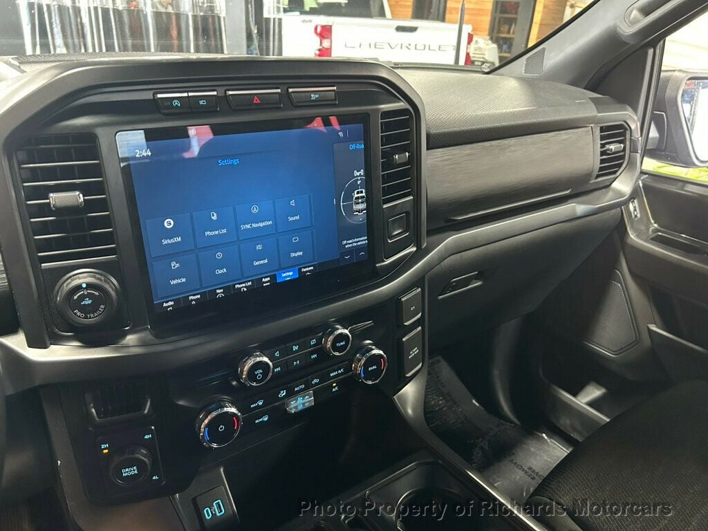 2024 Ford F-150 XLT 4WD SuperCrew 5.5' Box - Agate Black Metallic exterior view 16