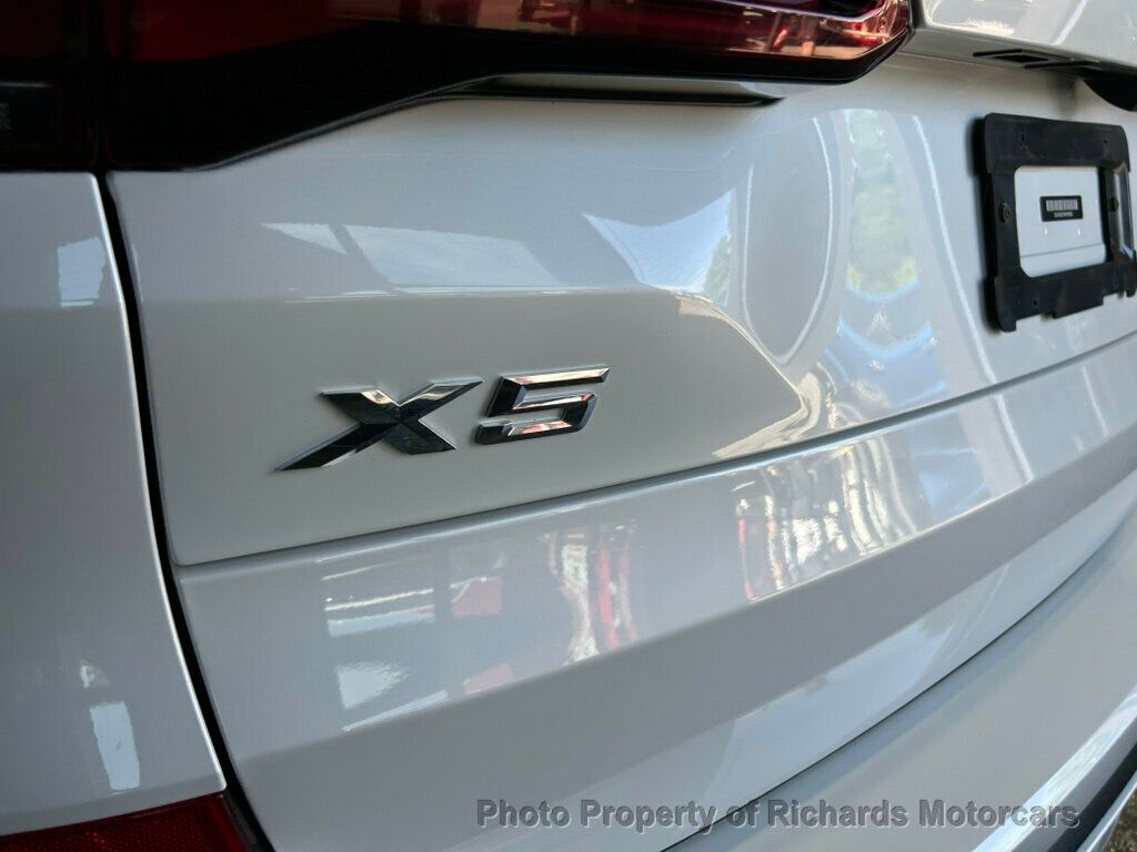 2021 BMW X5 xDrive40i Sports Activity Vehicle - Mineral White Metallic exterior view 9