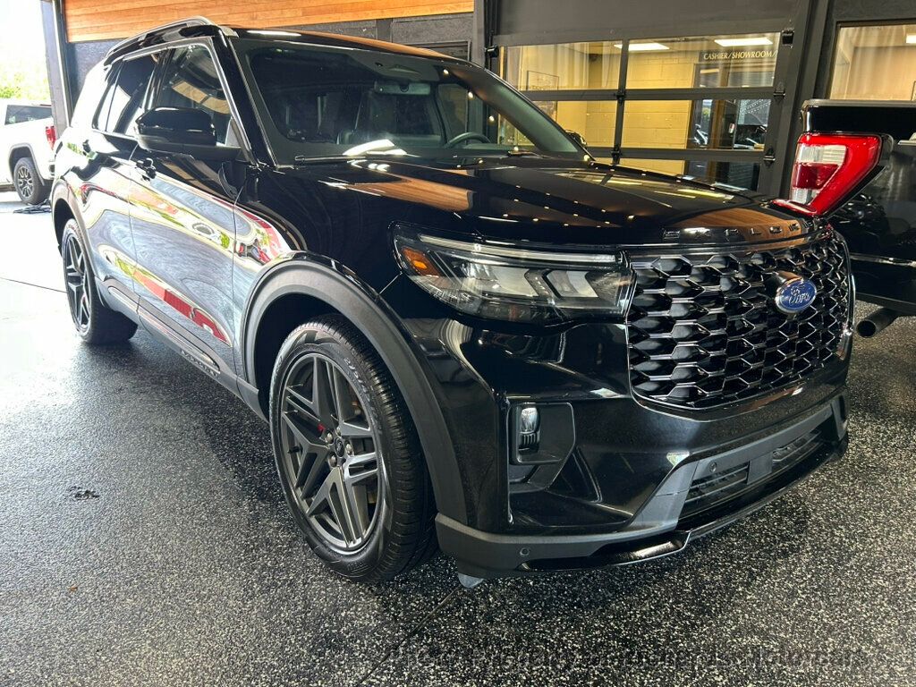 2025 Ford Explorer ST 4WD - Agate Black Metallic exterior view 8