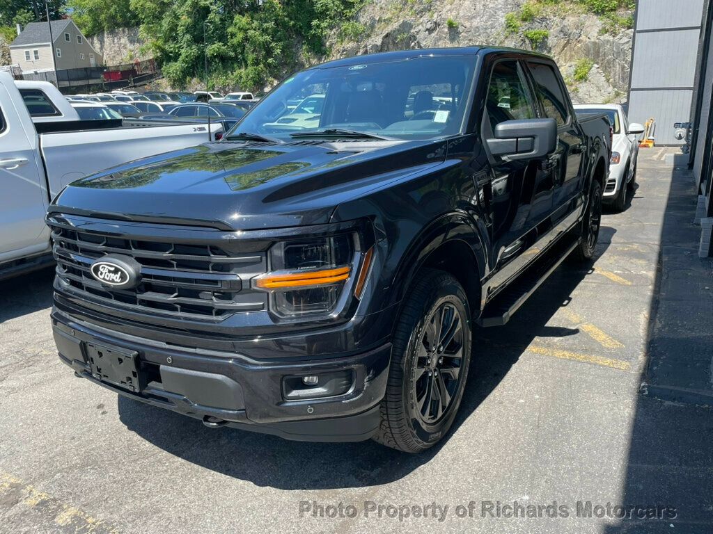 2024 Ford F-150 XLT 4WD SuperCrew 5.5' Box - Agate Black Metallic exterior view 4