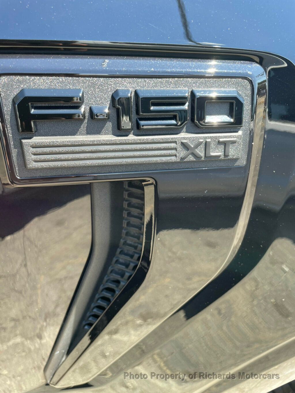 2024 Ford F-150 XLT 4WD SuperCrew 5.5' Box - Agate Black Metallic exterior view 8