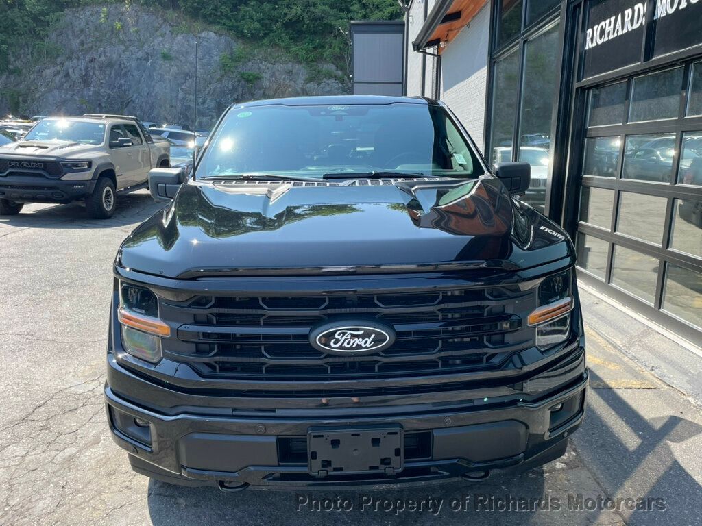 2024 Ford F-150 XLT 4WD SuperCrew 5.5' Box - Agate Black Metallic exterior view 4