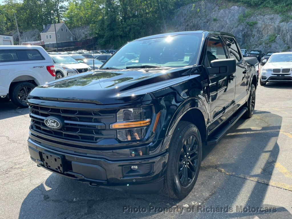 2024 Ford F-150 XLT 4WD SuperCrew 5.5' Box - Agate Black Metallic exterior view 5