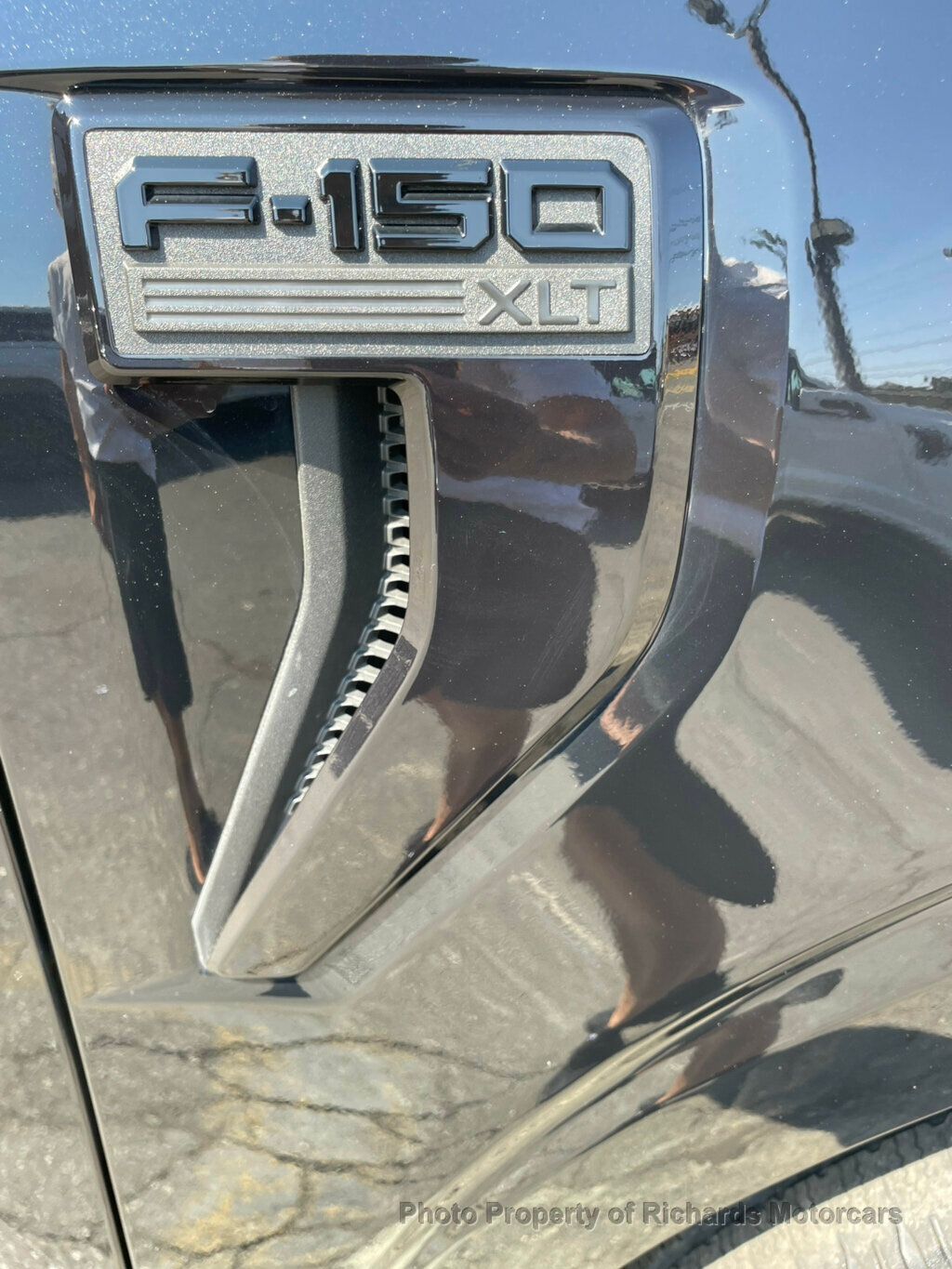 2024 Ford F-150 XLT 4WD SuperCrew 5.5' Box - Agate Black Metallic exterior view 9